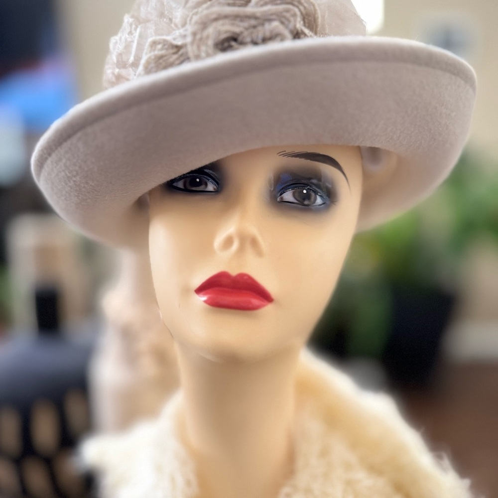 EUC Louise Green crean elegant hat with hat box. - Picture 7 of 16